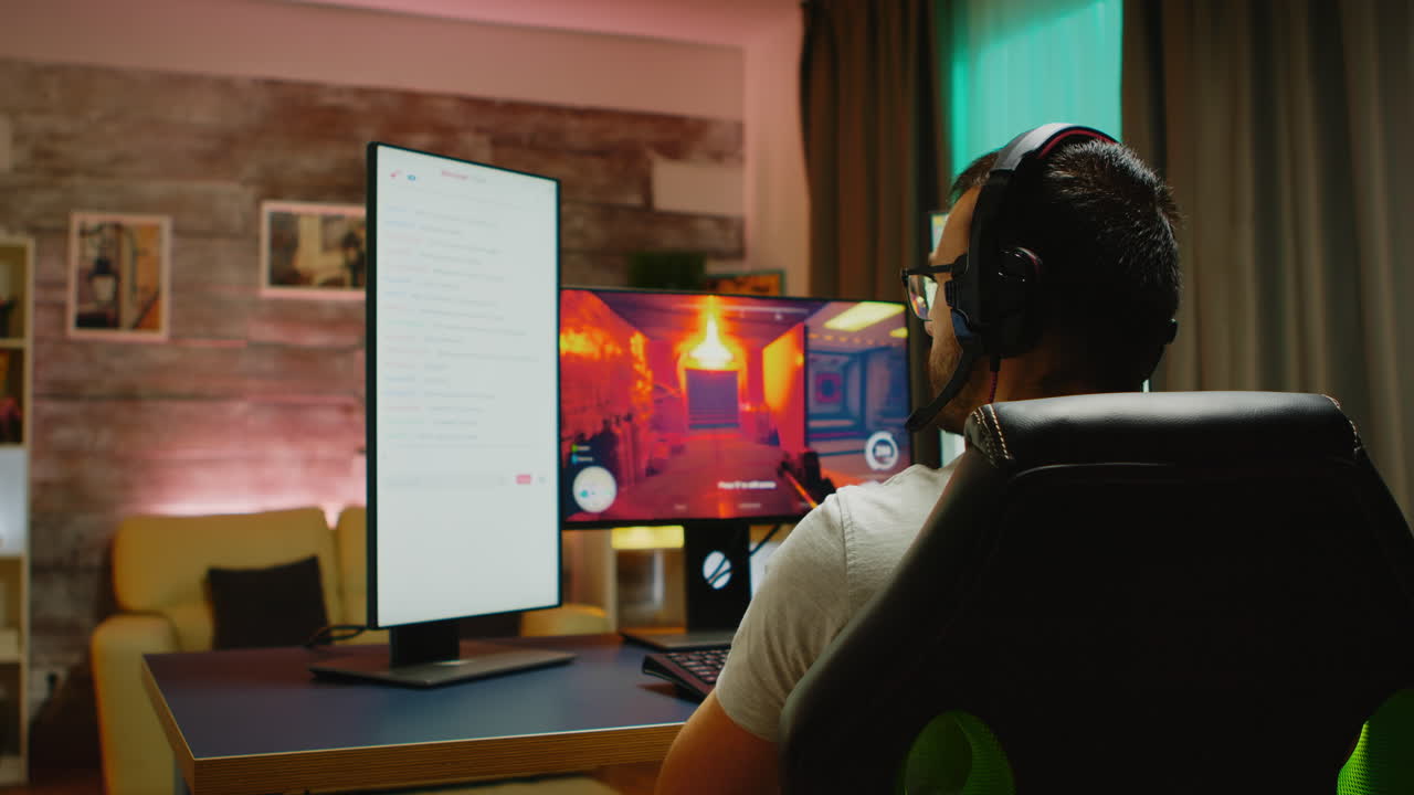 헤드폰 을 착용 한 젊은 남자 가 채팅 을 하고 있다