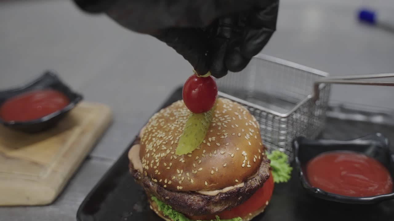 근접 촬영 위에 피클과 토마토를 얹은 맛있는 햄버거