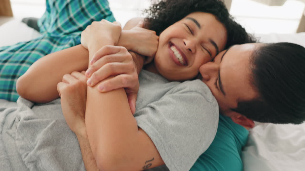 amor, pareja y abrazos en la cama, mañana