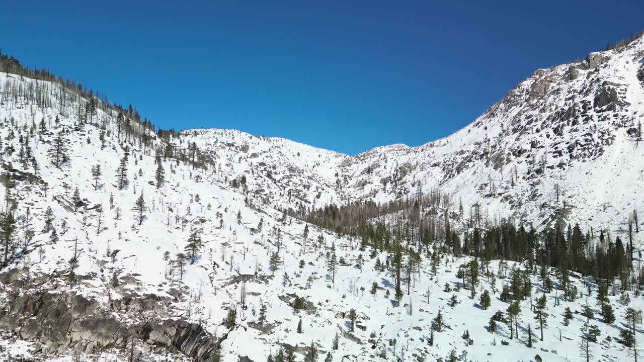 겨울에 캘리포니아 주 트윈 브릿지 (twin bridges) 의 호스호 폭포 야생 지역의 공중 풍경