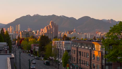 Hermoso-Lapso-De-Tiempo-De-Una-Puesta-De-Sol-En-Vancouver,-Bc-Con-El-Horizonte-De-La-Ciudad-Destacado