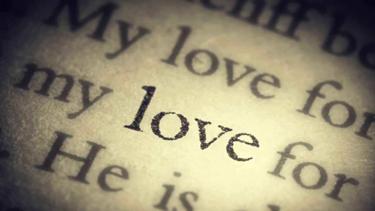 las palabras verdad, amor, felicidad y creencia, reemplazándose unas a otras en la vieja página del libro, se separan del texto general y se acercan a la cámara.