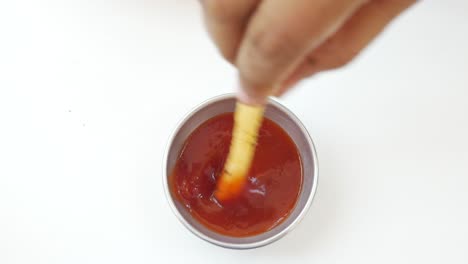 detalle de las papas fritas en la mesa.