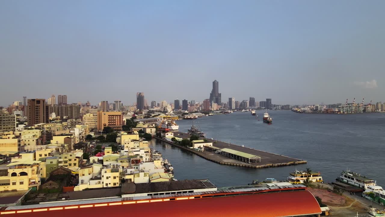 항구에서 도시를 바라보는 전망