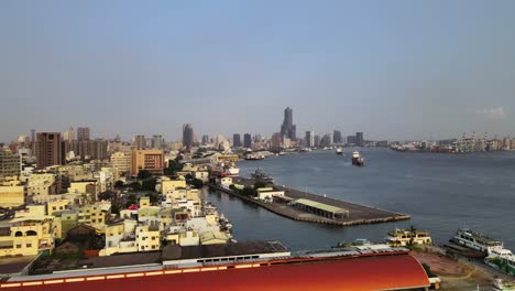 vista desde el puerto mirando hacia la ciudad
