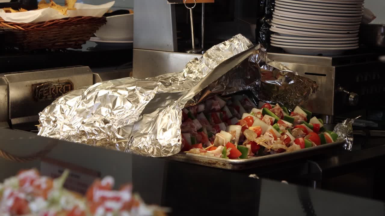 준비 없이 부엌에서 알루미늄으로 덮인 새우 꼬치