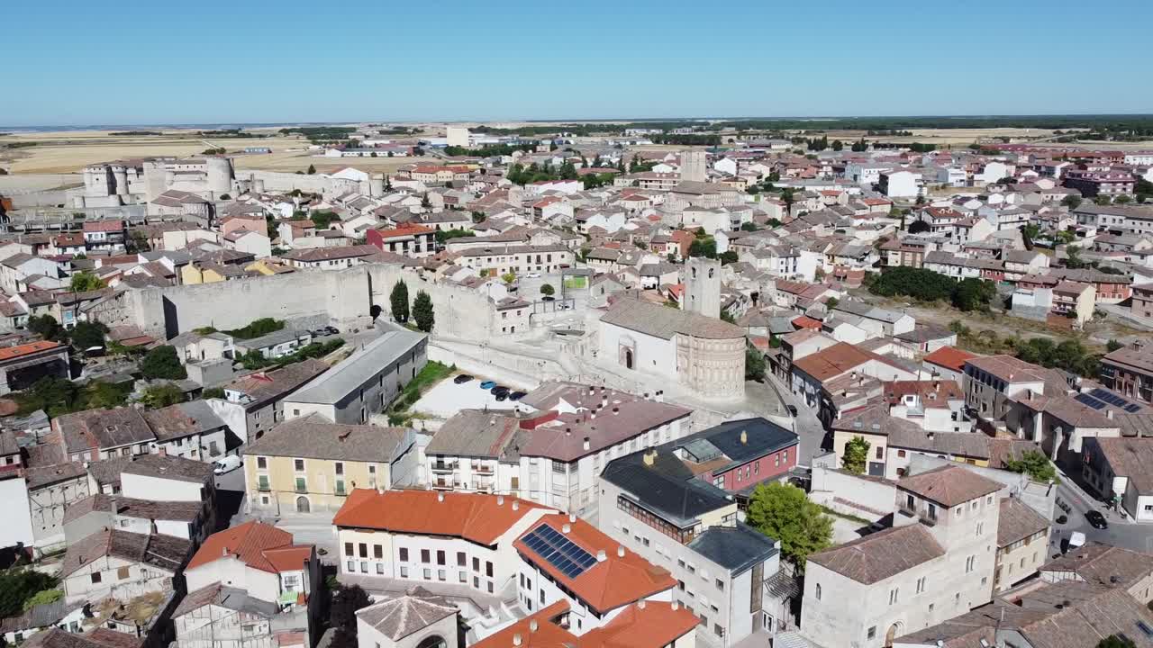 vista aérea de la iglesia medieval y las murallas del castillo rodeadas de casas antiguas tradicionales