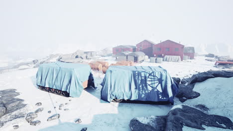 Schnee-Um-Das-Gebäude-Der-Polarstation-In-Der-Antarktis