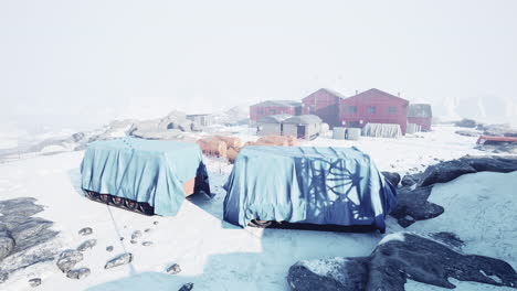 Nieve-Alrededor-Del-Edificio-De-La-Estación-Polar-En-La-Antártida