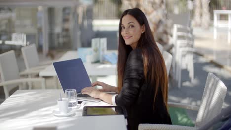 Elegante-Geschäftsfrau,-Die-An-Einem-Laptop-Arbeitet