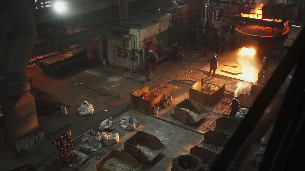 금속 주조 공장에서 금속을 주조하는 것