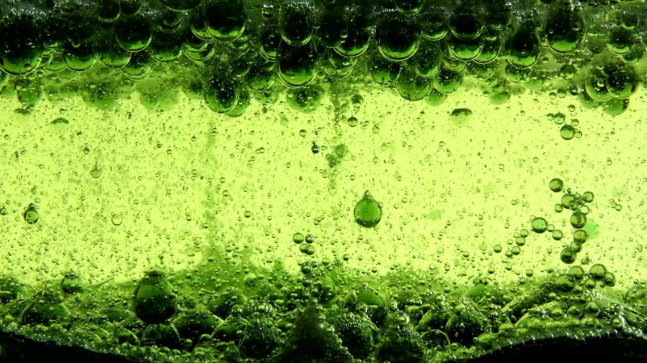 유리 배경 뒤에 있는 물 거품