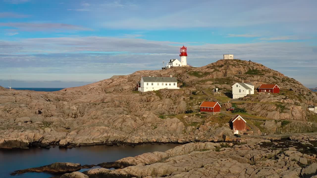 faro costero. el faro de lindesnes es un faro costero en el extremo sur de noruega.