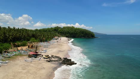 Antenne-Des-Weißen-Sandstrandes-Von-Pantai-Prasi-In-Bali-Indonesien-An-Einem-Sonnigen-Tag-Mit-Türkisfarbenem-Ozean