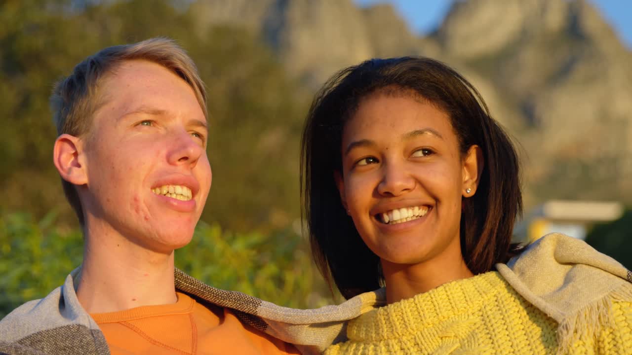 서로 상호 작용하는 행복한 젊은 커플 4k