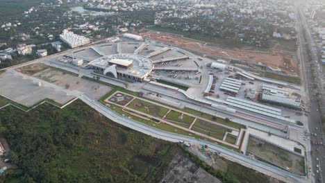 La-Toma-Aérea-De-Un-Dron-De-Una-Estación-De-Autobuses-De-Nueva-Construcción-Parece-Una-Puesta-De-Sol