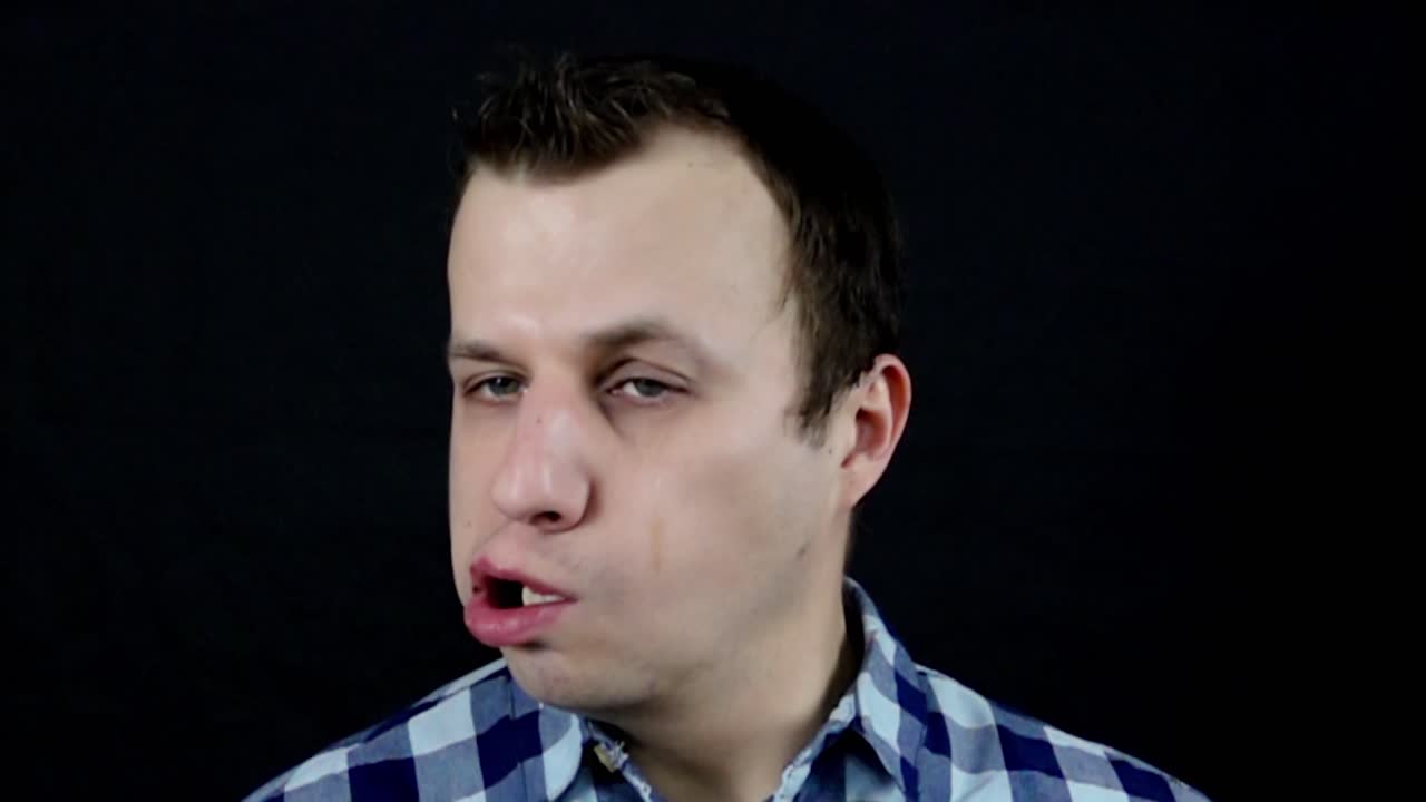 hombre con una expresión facial incómoda