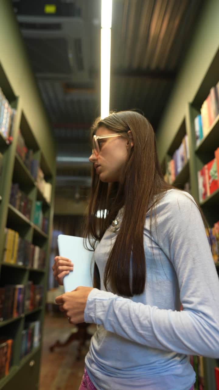 mujer buscando libros en una biblioteca