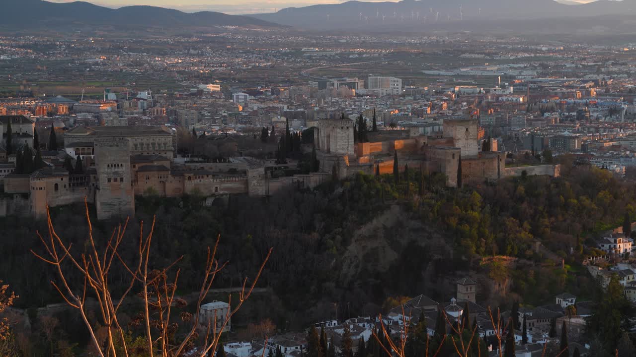 vista estrecha del patrimonio mundial de la unesco en granada, españa al atardecer