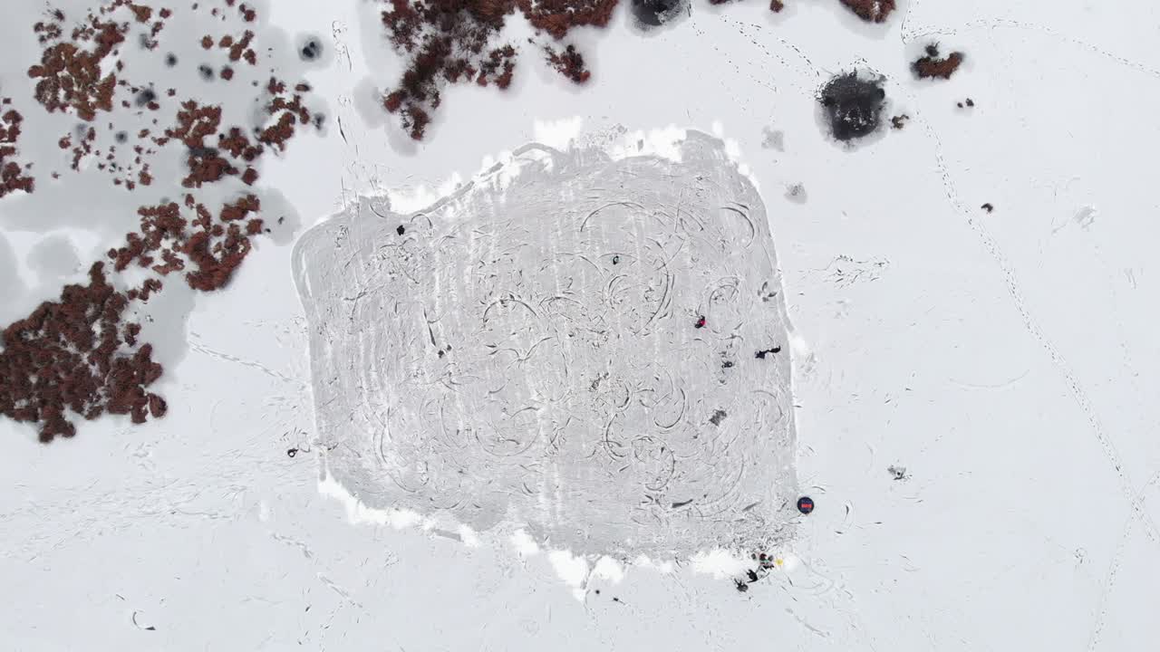 얼어붙는 얼음 호수 위에서 아이스 스케이팅을 하는 사람 들