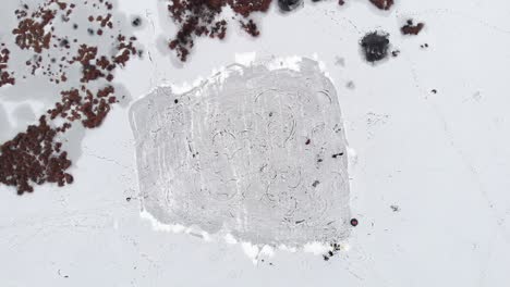 personas patinando sobre hielo en el helado lago de hielo vista aérea superior