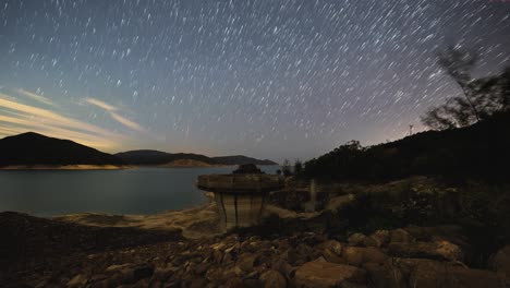 Cielo-Estrellado-Lapso-De-Noche-Por-Encima-De-La-Presa-Del-Oeste-De-La-Isla-Alta-Embalse-Sai-Kung-Hong-Kong