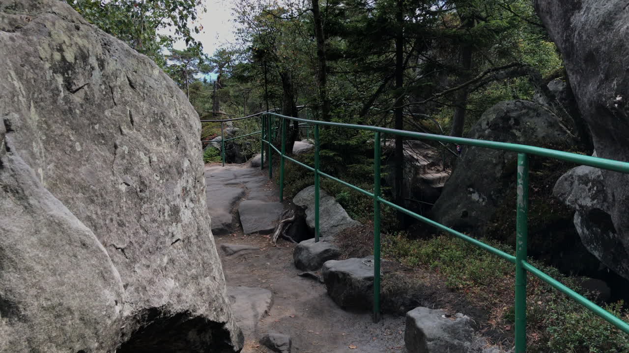 바위 블록을 통해 걸어