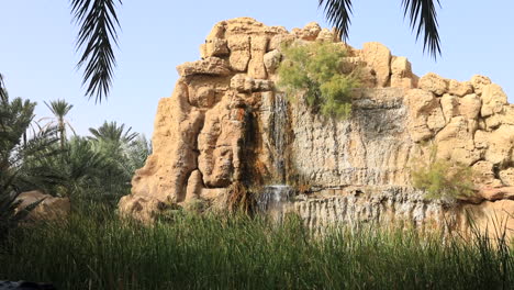 cascada de oasis con exuberante vegetación en sbeitla, tunis, bajo un cielo azul claro