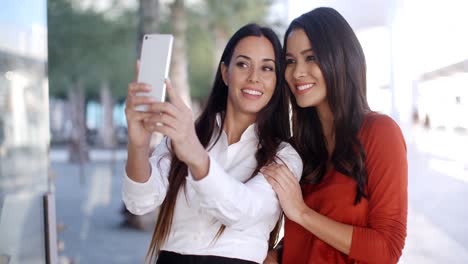 Hermosas-Mujeres-Jóvenes-Con-Estilo-Posan-Para-Una-Selfie