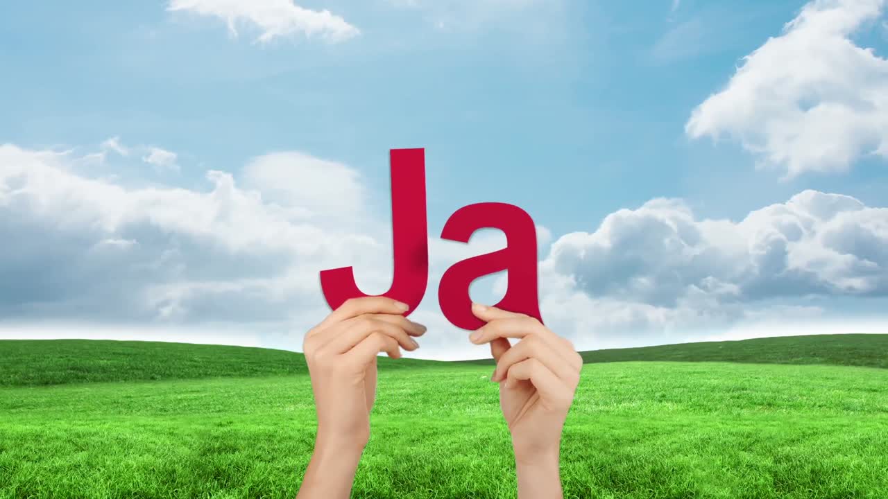 손에 글자 j와 여자를 들고