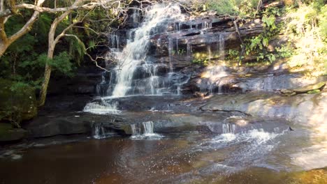 aéreo pan shot drone somersby falls cascada corriendo con árboles naturaleza arroyo kariong turismo río costa central nsw australia 4k