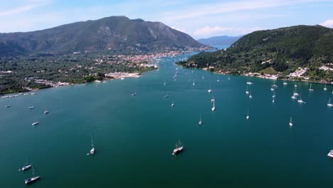 revelando una foto aérea de la ciudad de nidri y la bahía de vlicho, lefkada, grecia