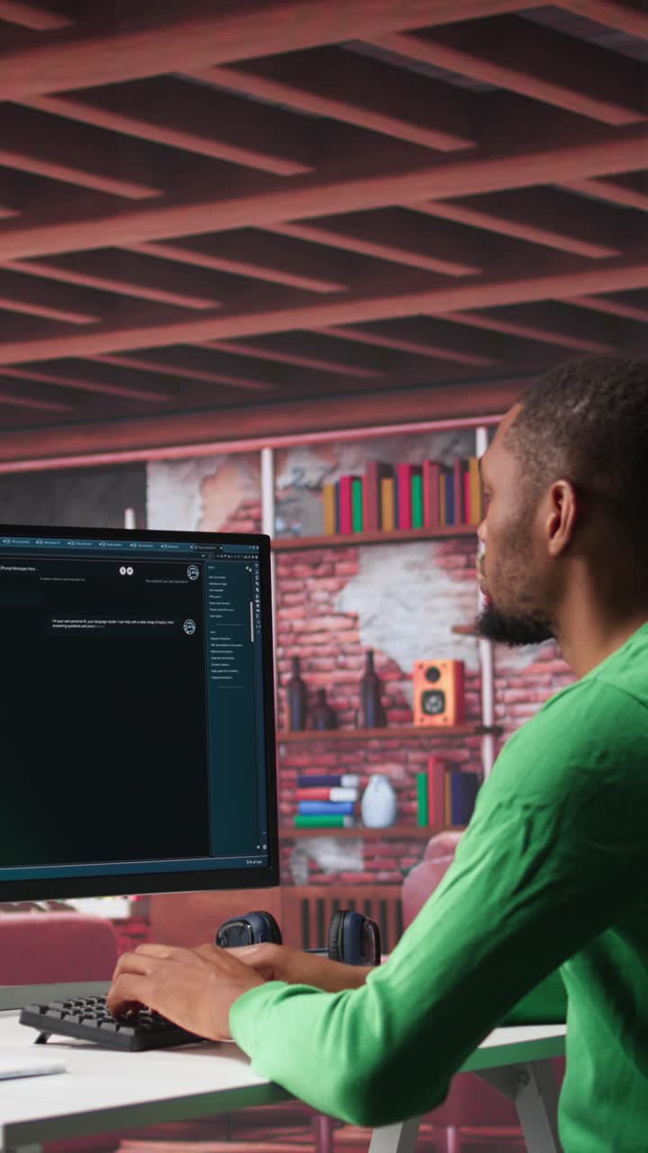 Vertikal video: Afroamerikansk mand derhjemme stiller spørgsmål til en AI chatbot virtuel assistent.
