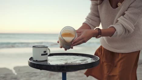 Zeitlupenaufnahmen-Einer-Frau,-Die-Am-Helllichten-Tag-Am-Strand-Pfannkuchen-In-Einer-Blechpfanne-Backt