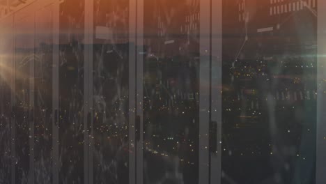 animación de la red de conexiones a través de la sala de servidores de computadoras contra el tráfico nocturno de la ciudad