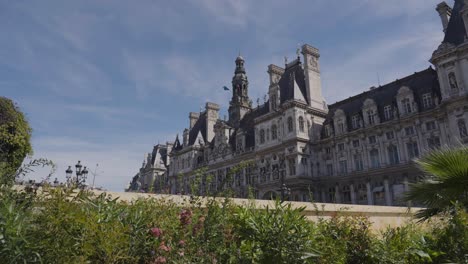 Außenansicht-Des-Hotel-De-Ville-In-Paris,-Frankreich,-Mit-Blumen-Im-Vordergrund-1