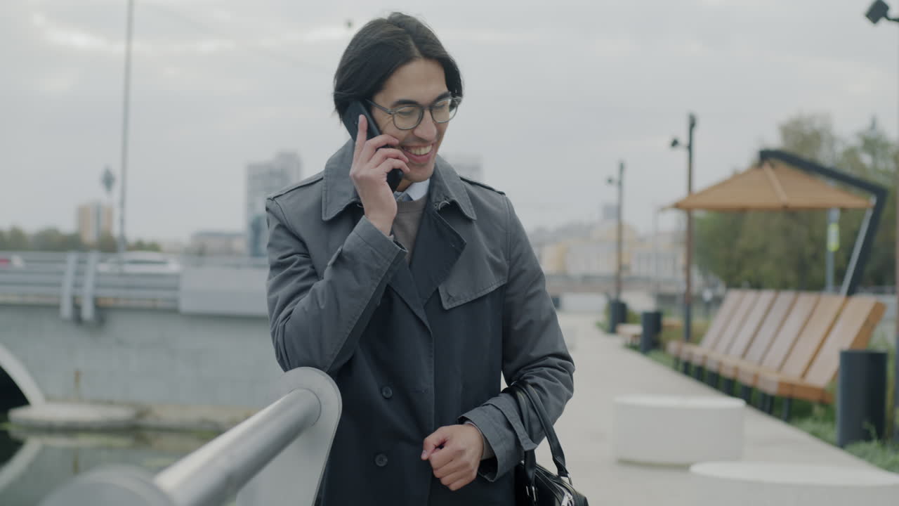 도시 에서 전화 로 이야기 하는 사업가