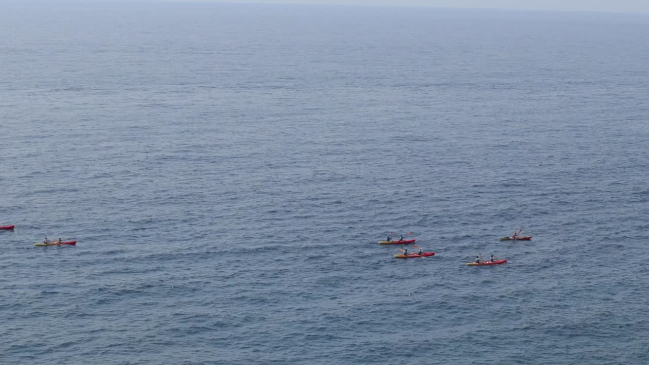 크로아티아 두브로브니크에서 카야크를 타는 사람들