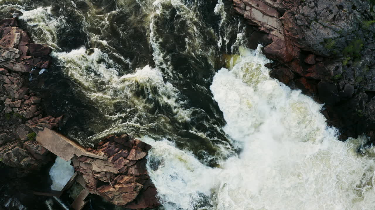 Vista aerea dall'alto 4K di un fiume impetuoso, torrente e rapide nella Svezia settentrionale.