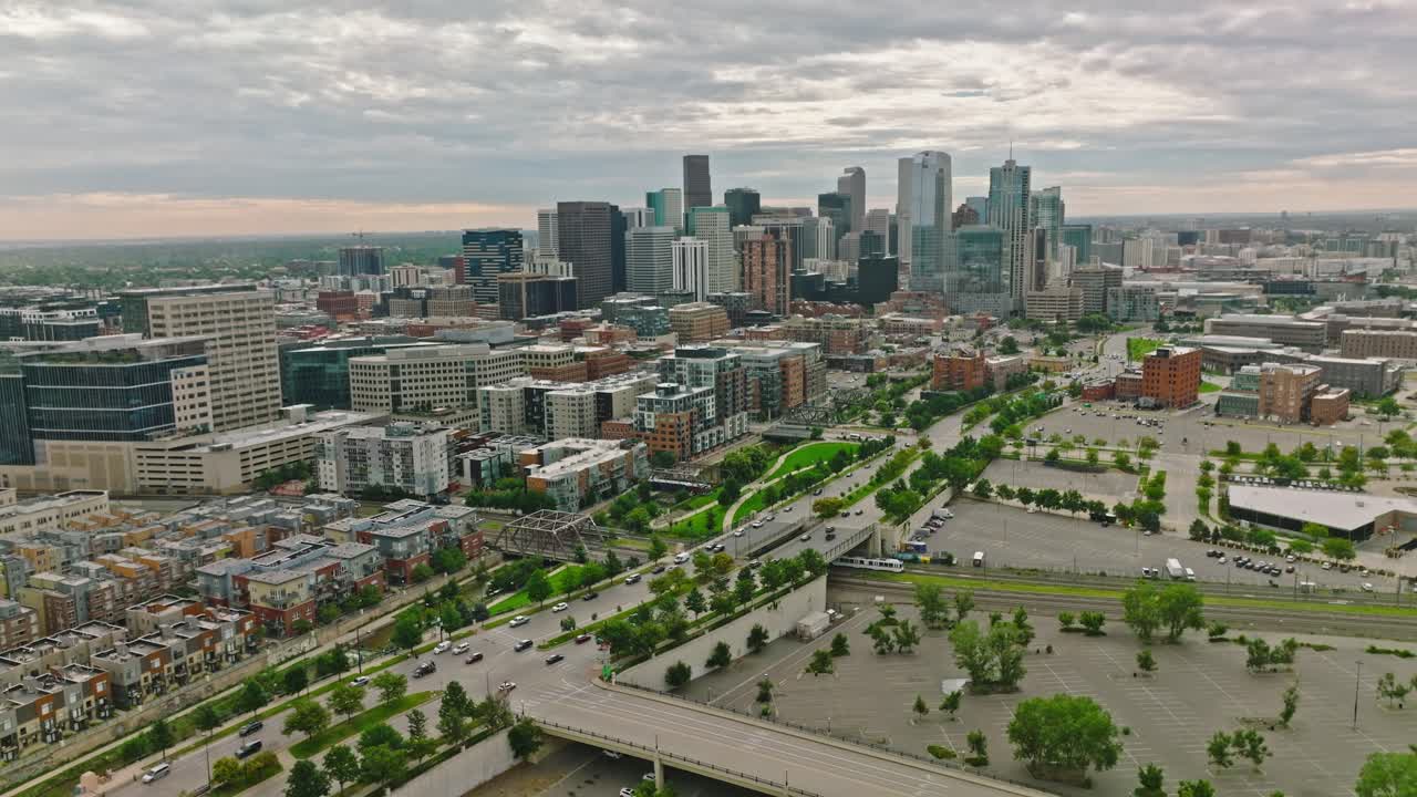 Vista aerea del quartiere residenziale con vista sul centro di Denver