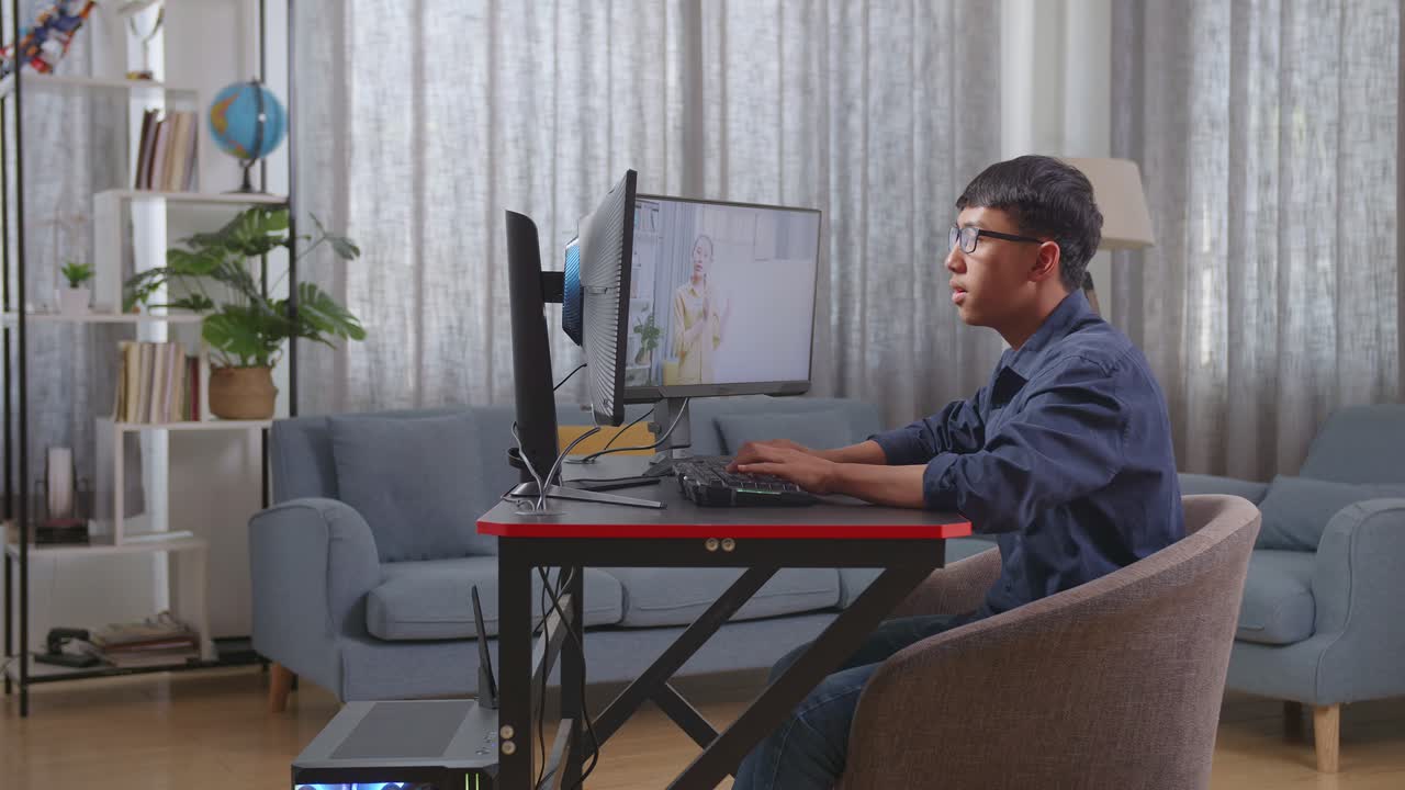 집에서 온라인 수업에 참석하는 젊은 남자