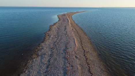 la belleza costera de la isla de hiiumaa: el majestuoso istmo desde arriba - imágenes de drones de 4k