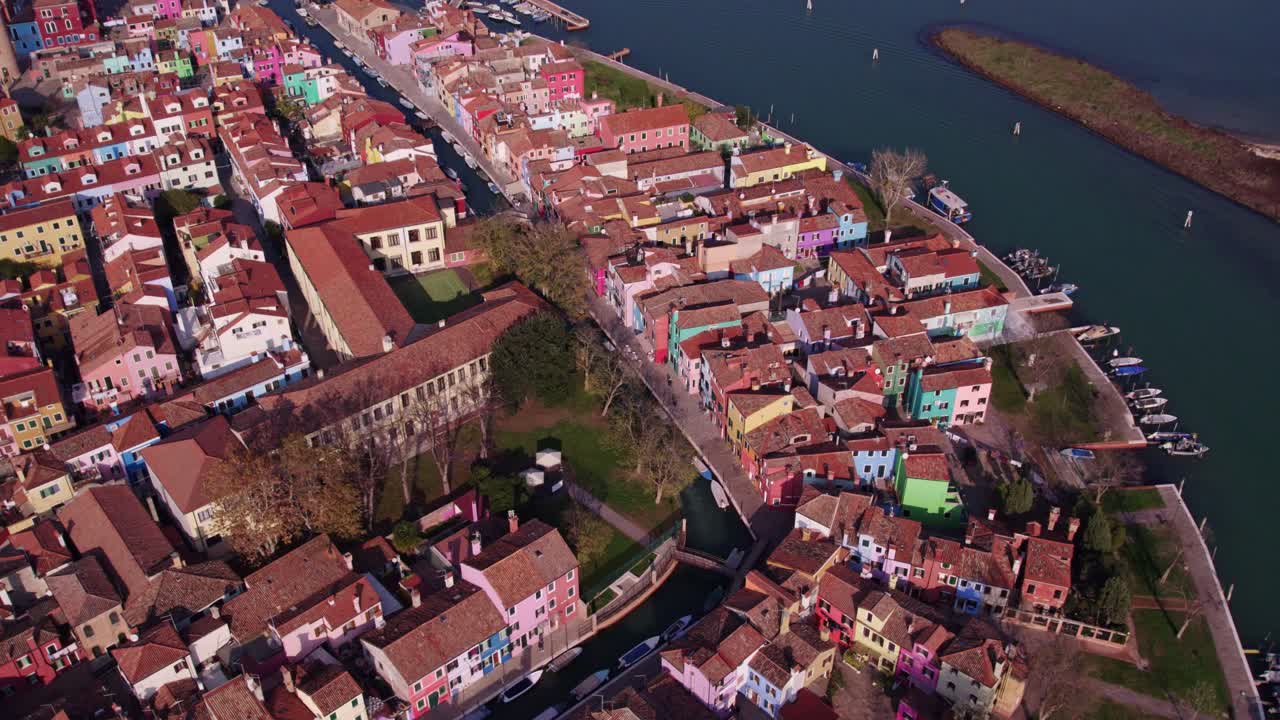 La colorata Burano con canali e chiesa all'alba