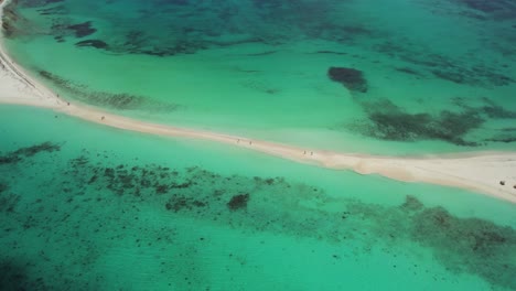 cayo de agua, aguas turquesas y playa de arena, paraíso tranquilo, vista aérea
