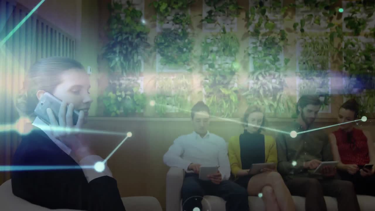 red de conexiones contra la mujer hablando en el teléfono inteligente