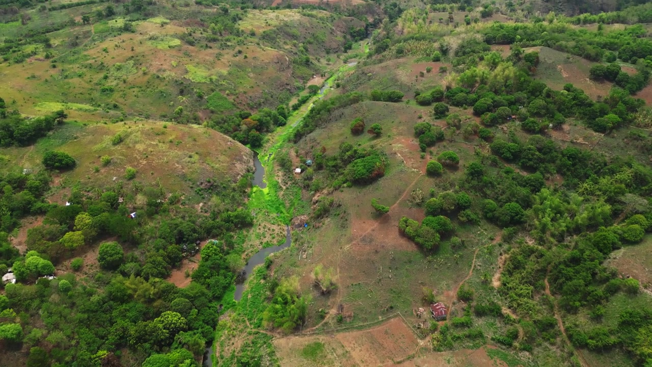 Luftpanorama over Tanay Rizal bjerglandskab med en kuppelformet indkvartering, Pililla floddalen og de landlige landskaber i CALABARZON Filippinerne.