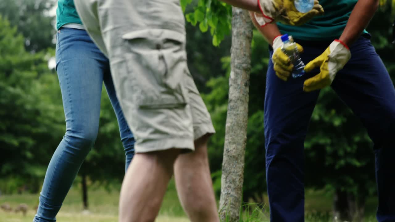 가족 들 이 쓰레기 를 모으고 있다