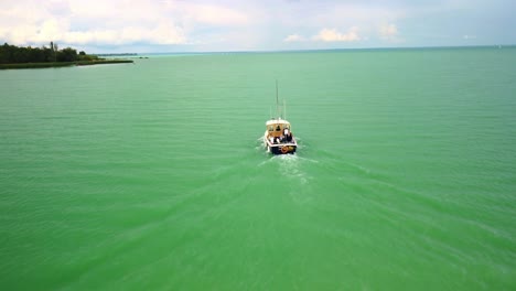 Boot-Auf-Dem-Blauen-Plattensee,-Ungarn-Im-Sommer.