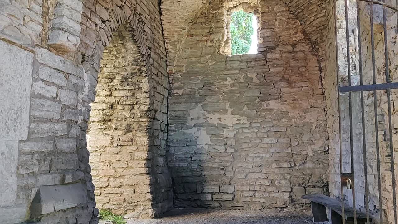 고대 중세 바위 감옥 셀 역사적 건물의 빈 무덤