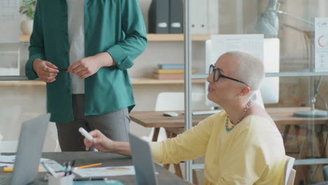 Mann-Aus-Dem-Nahen-Osten-Hält-Geschäftspräsentation-Bei-Bürobesprechung